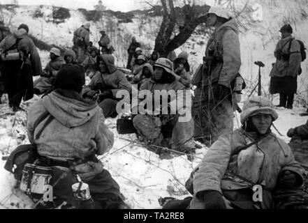 I soldati tedeschi sono in attesa per la loro prossima missione in una coperta di neve vicino a cava Dmitriev-Lgovsk, circa 70 km a sud-ovest di Oryol (Orel). La maggior parte di esse sono dotate di white Abbigliamento camouflage. Foto di Propaganda Company (PK): corrispondente di guerra Henisch. Foto Stock