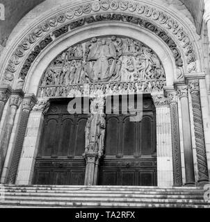 Il timpano del portale centrale della cattedrale di San Lazare di Autun rappresenta il Giudizio Universale. Si tratta di uno dei più famosi europei sculture romaniche. È stato creato e firmato dall'artista Gislebertus nel 1130. Al centro vi è il Cristo in una mandorla come in trono giudice del mondo, al di sotto di lui il dannato. Foto Stock