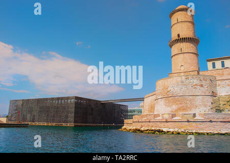 Marsiglia, Francia, giugno 2018, il Mucem museum e la torre di Fanal vedendo dal Mare Mediterraneo Foto Stock