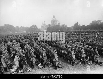 Vista parziale delle colonne distribuite del Stahlhelm a Reich leadership meeting al Masch in Hannover. In background e il nuovo municipio. Foto Stock