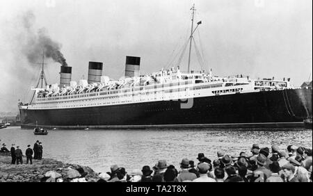 La regina Maria' lascia il suo cantiere in Clydebank, Scozia sul fiume Clyde, che dovevano essere allargato per il passaggio della ocean liner. Foto Stock