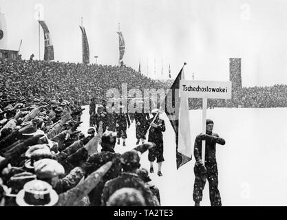 Il cecoslovacco team olimpico entra lo Ski stadium di Garmisch alla cerimonia di apertura dei Giochi Olimpici Invernali nel febbraio 1936. Foto Stock