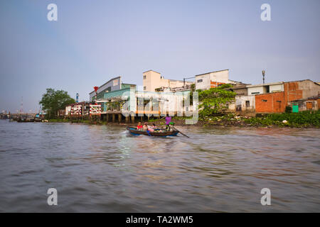 Can Tho, Vietnam - Marzo 27, 2019: Riverside palafitte nel Delta del Mekong, a sud-ovest di Can Tho Foto Stock