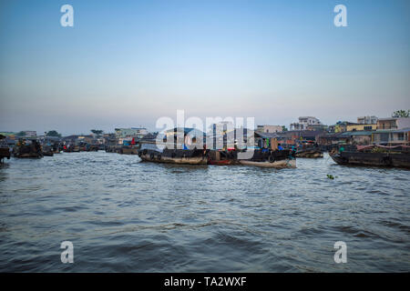 Can Tho, Vietnam - Marzo 28, 2019: Mekong mercato galleggiante in delta-trading barche all'alba di una crociera lungo il fiume Mekong Foto Stock