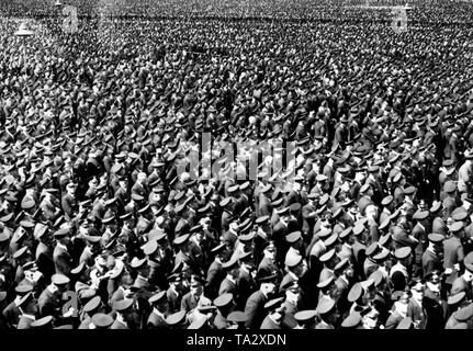 Delegazioni di 40.000 compagni di guerra e 215.000 i veterani sono in ascolto di Adolf Hitler il discorso nel Karlswiese a Kassel in occasione del primo 'Grossdeutscher Reichskriegertag' (grande veterano tedesco del giorno). Foto Stock