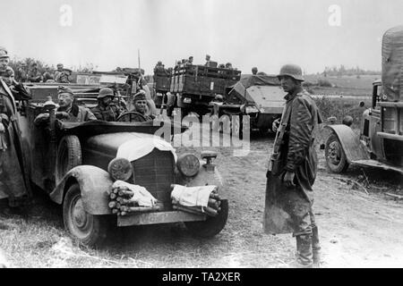 Un comandante del reggimento (in auto sulla sinistra) è venuto alla parte anteriore per discutere con il comandante del battaglione il funzionamento contro un villaggio. A Borodinò, a circa un centinaio di chilometri a ovest di Mosca. Foto: corrispondente di guerra Herrmann. Foto Stock