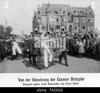 Dopo vari Krupp e i dipendenti era stato ucciso dai soldati francesi, un lutto si è tenuta la cerimonia in loro onore. I loro compagni hanno dato le vittime degli ultimi escort. Nella foto ci sono i minatori che porta le corone per la assassinati. Foto Stock