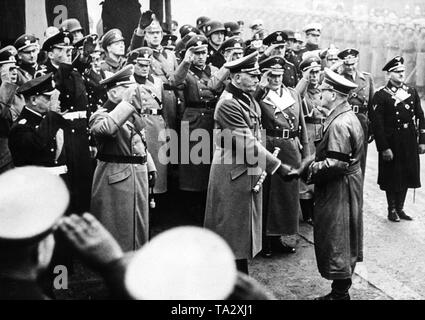 Adolf Hitler al funerale di stato di Hans von Seeckt al invalidi' cimitero di Berlino. Al momento del suo arrivo, Hitler saluta Werner von Blomberg, Erich Raeder, Werner von Fritsch, Hermann Goering, Karl-Heinrich Bodenschatz, Sepp Dietrich. Foto Stock