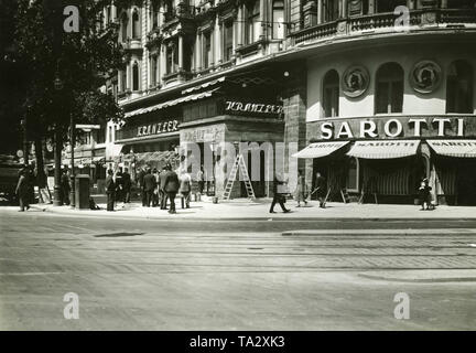 Il primo Café Kranzler a Berlino è stato aperto nel 1825 da Johann Georg Kranzler come una piccola pasticceria in strada "Unter den Linden" nel distretto Mitte di Berlino. Nel 1932 aprì il secondo ramo dell'ex Café des Westens sotto il nome di 'Restaurant und Konditorei Kranzler' in la Joachimstaler Strasse (oggi Joachimsthaler Strasse) nel quartiere Charlottenburg. Entrambi gli edifici sono stati distrutti durante i raid aerei negli anni 1944 e 1945. La foto mostra il ramo in Joachimstaler Strasse e anche il Cafe Sarotti. Foto Stock