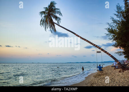 Swing su un albero di palma. Mare spiaggia al tramonto. Spa romanticismo, Phu Quoc island, Vietnam Foto Stock