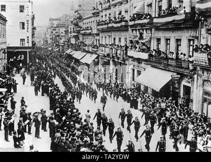 Nazionale spagnolo di truppe (esercito, marina e volontari) sfilano sulla Calle Principe, la strada principale di Vigo, per l'estate. Alti funzionari e rappresentanti della chiesa (in veste) hanno anche partecipato ai festeggiamenti. Tra gli altri: Leopoldo Eijo y Garay, l Arcivescovo di Madrid e il Commandante (grandi) Felipe Sanchez Rodriguez, comandante della spagnola Unità Nazionalista a Vigo, Galizia, Spagna. Foto Stock