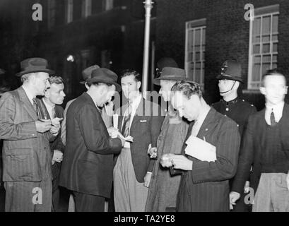 I giornalisti di attendere al 10 di Downing Street a Londra. L'Ufficio sta ospitando un armadio conferenza con il Primo Ministro inglese Neville Chamberlain. La riunione si svolge secondo Hitler's ultimatum durante il Sudetenland crisi. Hitler ha richiesto una soluzione alla crisi di ottobre. Foto Stock