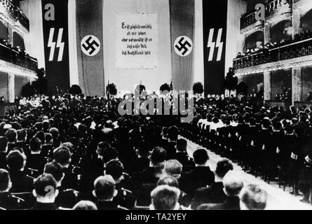 Sotto lo slogan "è del tutto indifferente che viviamo, ma è necessario che la nostra nazione, Germania vive!" dalla dichiarazione di Adolf Hitler e il terzo Reich governo prima del Reichstag tedesco il 1 settembre 1939 (dichiarazione di guerra alla Polonia) ricorrenti il NSDAP e Hitlerjugend a Praga sono accettati per la SS. Foto Stock