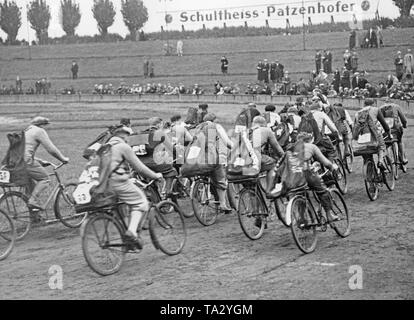 Vista della pista per il campionato di Paperboys del Scherl Publishing House a Berlino. I riders portare zaini. Foto Stock