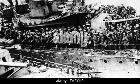 Soldati di BEF dalla Francia arrivano in Inghilterra del sud a bordo di un cacciatorpediniere. Foto Stock