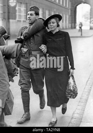 Un soldato ceca cammina con la sua fidanzata a Dennis stazione ferroviaria di Praga. Quattro giorni prima della scadenza del Hitler ultimatum, l'esercito cecoslovacco ha finito la sua mobilitazione. Foto Stock