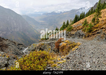 High Mountain Pass - una piovosa giornata autunnale su insidioso Black Bear Pass trail, a lato del picco Ingram, con un aumento di 4.000 piedi sopra la città di Telluride, CO. Foto Stock