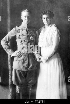 Il principe ereditario Wilhelm di Prussia insieme con sua moglie Crown Princess Cecilie, b. La duchessa di Mecklenburg. Foto Stock