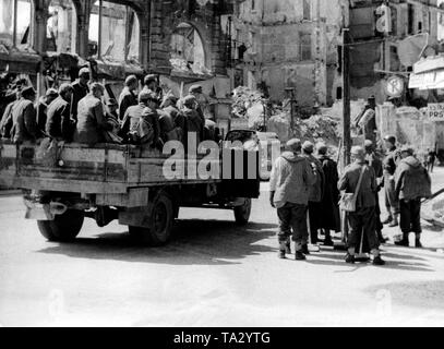 Prigionieri tedeschi sono presi a Monaco di Baviera per operazioni di pulizia nell'estate del 1945. Foto Stock