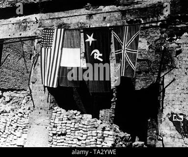 Le bandiere di Stati Uniti, Francia, Unione Sovietica e Gran Bretagna appendere in righe sul Reichstag a Berlino. Essi illustrano simbolicamente la situazione politica della Germania occupata. Foto Stock