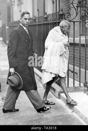 Il leader del movimento nazionalista indiano Mahatma Gandhi sulla strada per un incontro con il Primo Ministro britannico Ramsay MacDonald a Downing Street 10. La ragione di questo incontro è l'indiano non riuscita Conferenza della Tavola Rotonda. Foto Stock