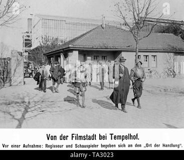 Una troupe cinematografica che va alla loro posizione sulla UFA motivi vicino a Tempelhof. Foto Stock