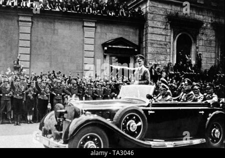 Adolf Hitler in auto sul suo modo al suo appartamento privato dopo il saluto di Benito Mussolini a Monaco di Baviera. Anche in automobile, il guidatore Erich Kempka, Wilhelm Keitel, Franz Ritter von Epp e Adolf Wagner. Sullo sfondo la parete del giardino nel cortile della Residenz su Odeonsplatz. Foto Stock