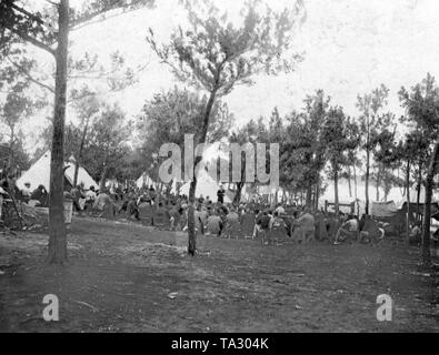 Boers catturata dal Sud Africa, campo di concentramento 1899-1902: Boers in un campo di prigionia alle Bermuda - il servizio divino in aria aperta. Foto Stock