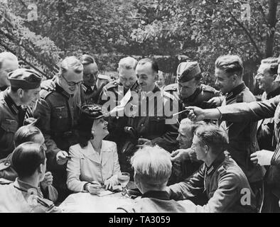Durante una ripresa rottura l'attrice Lil Dagover dà autografi ai soldati sulla parte anteriore lasciare nel giardino dell'UFA studio a Berlino nel giugno 1940. Foto Stock