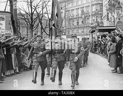 Dopo l'annessione dell'Austria per il Reich tedesco, austriaco legioni ritorno in Austria. Il SA uomini marzo di fronte al Vienna Hotel Imperial. Sullo sfondo la scritta: "teyr Daimler Puch A.G.'. Foto Stock