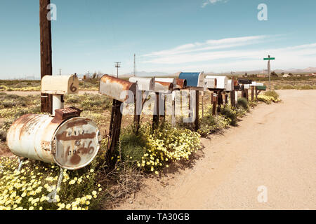 Fila di vecchi U.S.caselle di posta lungo il percorso 66, CALIFORNIA, STATI UNITI D'AMERICA Foto Stock