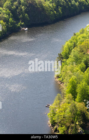 Singola nave e solitaria del molo sul fiume, mozzafiato, boschi verdi natura paesaggio, soleggiata giornata estiva, Moldava, serbatoio di Slapy dam, Repubblica Ceca, copia s Foto Stock