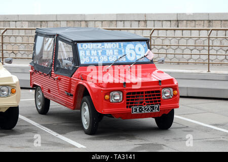 Nizza, Francia - 21 Maggio 2019: Vintage Red Citroen Mehari (vista frontale) francese auto parcheggiate in un Parcheggio a Nizza sulla Costa Azzurra Foto Stock