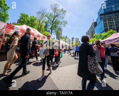 Gli amanti dello shopping con fiori all'Unione Greenmarket Square a New York Sabato 11 Maggio, 2019. (© Richard B. Levine) Foto Stock