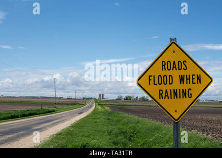 Alluvione strade quando piove segno di allarme nelle zone rurali di Illinois. Foto Stock