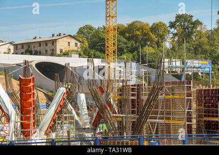 Praga, Repubblica ceca - Agosto 2018: Acciaio ferri di armatura e armatura metallica formando le basi di un nuovo sviluppo edilizio a Praga Foto Stock