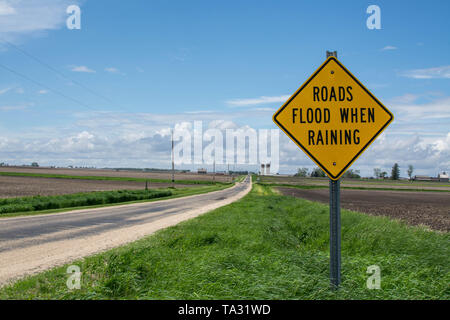 Alluvione strade quando piove segno di allarme nelle zone rurali di Illinois. Foto Stock