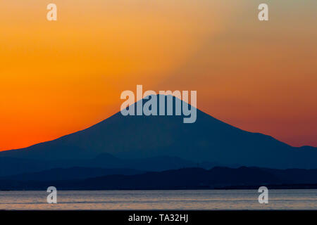 Silhouette del Monte Fuji al tramonto visto da di Enoshima, Giappone Foto Stock