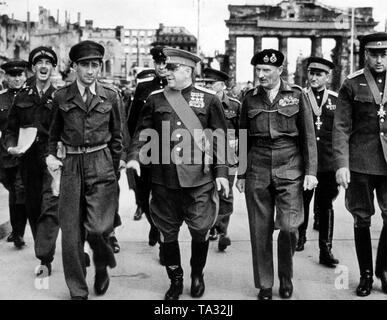 Al centro da sinistra:l'conquerer di Berlino generale Georgy Zhukov (con anta), il generale britannico Bernard Montgomery e il generale sovietico Konstantin Rokossovsky durante la Victory Parade di Berlino. Foto Stock