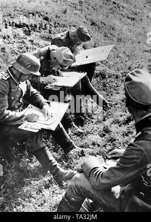 Un comando del reggimento staff sta lavorando all'aperto. A breve le linee di comunicazione sono essenziali per i posti di comando della Wehrmacht. Nella foto ufficiali interpretare i messaggi provenienti dal fronte e scrivere relazioni per la leadership. A sinistra nella foto è seduto un Oberfeldwebel (Comandante Sergente). Foto: corrispondente di guerra Ulrich. Foto Stock