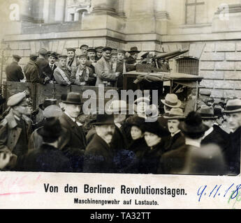 Rivoluzionari armati sono in piedi su un carrello Komnick davanti al palazzo di Berlino che è stata occupata dalla divisione Volksmarine, i lavoratori e i marinai sono armati, tra le altre cose, con un Maschinengewehr 08/15. Foto Stock