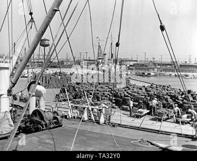 Nel porto di Long Beach (CA) rottami di metallo viene caricato sulle navi giapponesi. Questi mettono il rottame in Giappone, dove si è trasformato in acciaio. Foto Stock