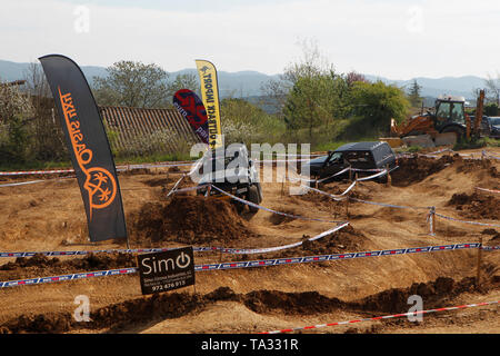 La trazione a quattro ruote motrici di affrontare un circuito del fango in Spagna Foto Stock