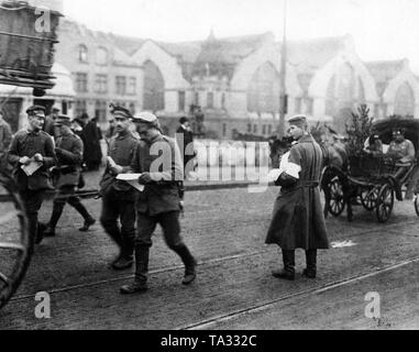 Gli ultimi soldati tedeschi lasciare la demilitarized Rhineland attraverso un ponte di Colonia. Una guardia di soldati Consiglio distribuisce volantini per il passaggio di soldati. Foto Stock