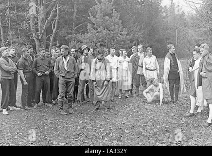 Gli studenti di un campo di lavoro per trascorrere la serata insieme, essi intrattenersi con spettacoli teatrali in una foresta. Foto Stock