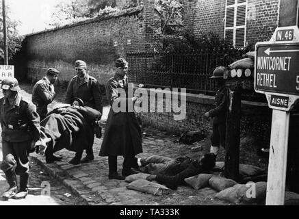 I soldati di un tedesco Luftwaffe unità francese di trasporto soldati feriti alla stazione di medicazione vicino Montcornet e Rethel in Aisne. Foto: Boecker Foto Stock