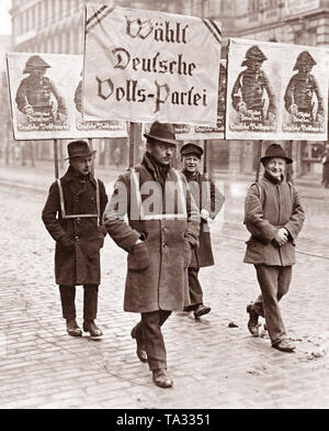 In corsa per il prussiano membro elezioni di febbraio, 1921, elezione gli attivisti del DVP (tedesco del Partito popolare) è andato per le strade di Berlino con manifesti elettorali. Il poster mostra una foto del re Federico il Grande con l'iscrizione: "Salva la Prussia! Il tedesco del Partito popolare '. Foto Stock