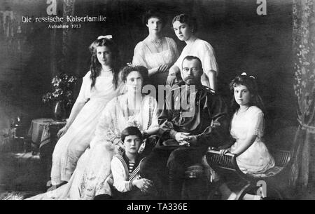 Foto di famiglia del Romanovs dal 1913. Dal basso a sinistra: Tsarevich Alexei (Crown Prince), Alexandra Feodorovna (moglie di Nicola), Marija, Tatiana, Olga, lo Zar Nicola II di Russia, Anastasia. Foto Stock