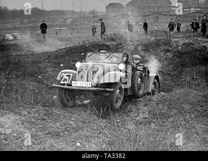 Un prototipo del ritmo G 1200 aziona una collina su un terreno di prova presso la stazione di Beusselsstrasse. Il G 1200 aveva due motori a due tempi, ciascuno azionante un assale. Uno dei motori potrebbe essere spento quando si guida su strade asfaltate. Foto Stock