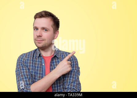 Uomo caucasico con due dita da parte del punto Foto Stock